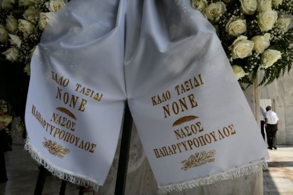Κηδεία Τόλη Βοσκόπουλου: Συντετριμμένες η Άντζελα Γκερέκου και η κόρη του Μαρία