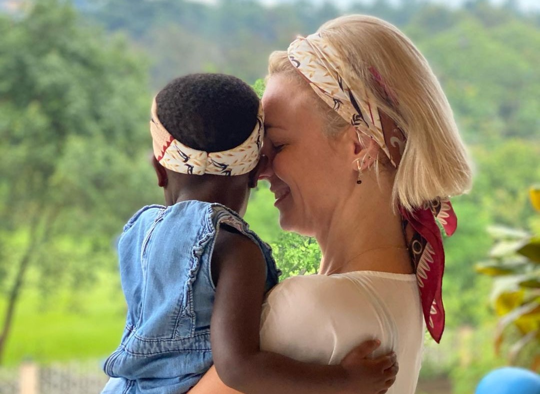 Χριστίνα Κοντοβά: Αγκαλιές στην Ουγκάντα με τη μικρή Ειντά