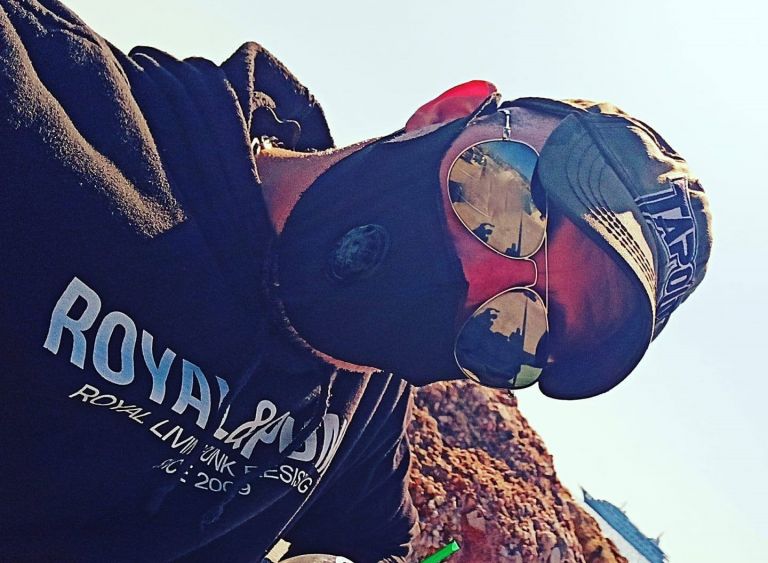 Ηλιούπολη: Αυτός είναι ο αστυνομικός-μαστροπός – Σαμπάνιες και όπλα στο προφίλ του στο Facebook