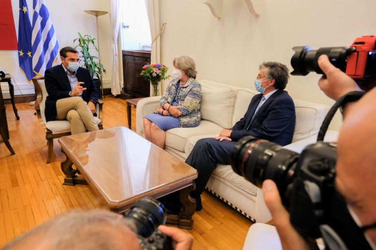 Τσίπρας: Οι πολίτες να αγνοήσουν τον ανεύθυνα διχαστικό λόγο Μητσοτάκη – Να εμβολιαστούν και να φοράνε μάσκες