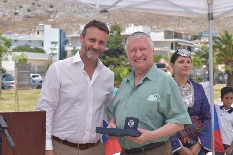 Ο Ανατόλι Κάρποφ στη Σαλαμίνα ως επίτιμος δημότης