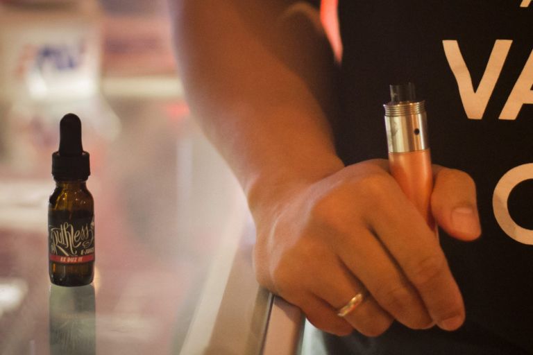 Ηλεκτρονικό τσιγάρο: Επιβολή κανόνων για την «επικίνδυνη» τάση ζητά ο ΠΟΥ