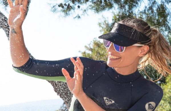 Η Ελεωνόρα Μελέτη δαμάζει τα κύματα και είναι πανευτυχής