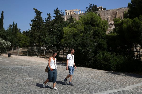Κοροναϊός:  Στο τραπέζι ξανά όλα τα μέτρα – Τι εξετάζεται για μάσκες και εστίαση