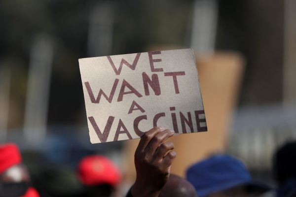 Εμβόλιο: Παρά τις υποσχέσεις, οι φτωχοί θα περιμένουν ως το 2023