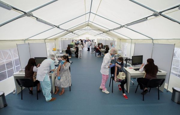 Κοροναϊός: Ενισχυτικούς εμβολιασμούς ξεκινά η Ρωσία για να ανακόψει το κύμα στελέχους Δέλτα