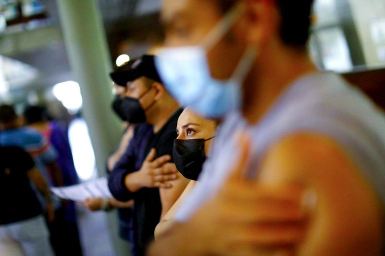 Εμβόλιο: AstraZeneca και Johnson & Johnson «δοκιμάζουν αλλαγές» για να μειώσουν τον κίνδυνο θρόμβων