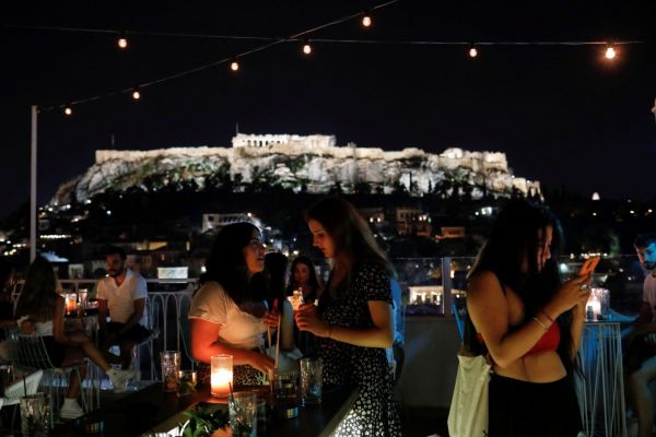 Τέλος οι όρθιοι από σήμερα σε εστίαση και κέντρα διασκέδασης – Βαριές «καμπάνες» για τους παραβάτες
