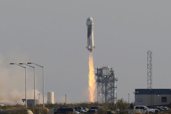 Blue Origin: Τα 100 εκατ. δολάρια έφτασαν οι προκρατήσεις για το Διάστημα