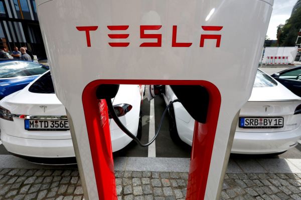 Tesla: Το δίκτυο φόρτισης θα εξυπηρετεί και άλλες μάρκες αυτοκινήτων