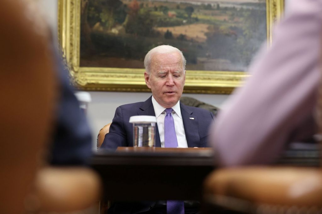 Πέρασε κουτσουρεμένο από τη Γερουσία το πακέτο Μπάιντεν για τις υποδομές