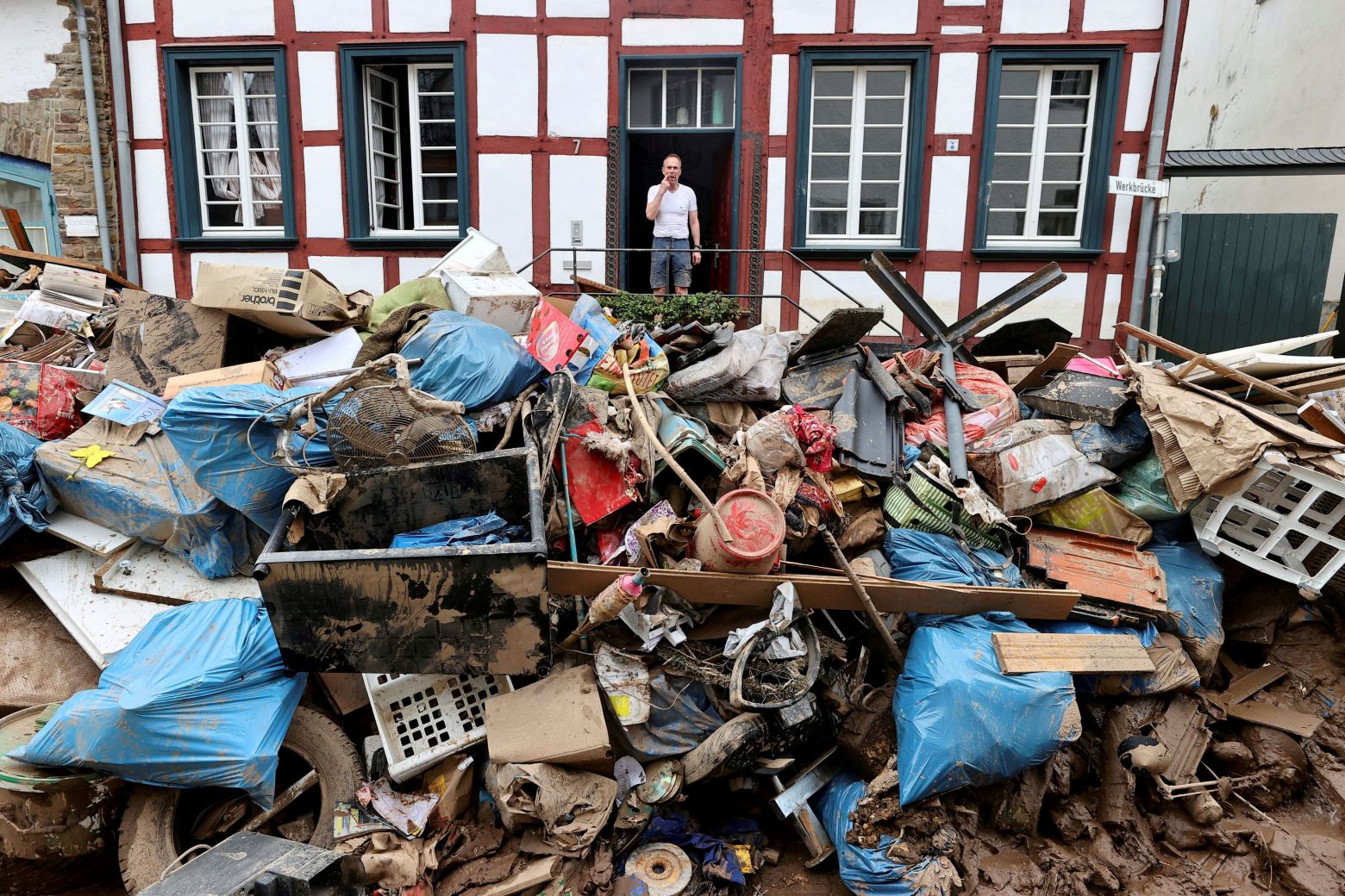 Γερμανία: Ρεπόρτερ πασαλείβεται με λάσπες για να φαίνεται ότι βοήθησε τους πλημμυροπαθείς