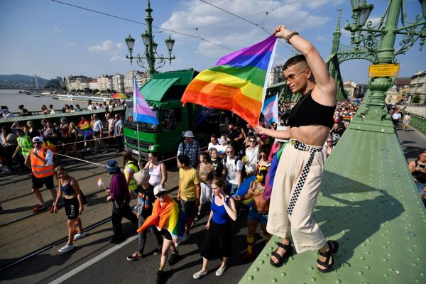Ουγγαρία: Χιλιάδες στους δρόμους για το Pride – «Η αγάπη είναι ανθρώπινο δικαίωμα»