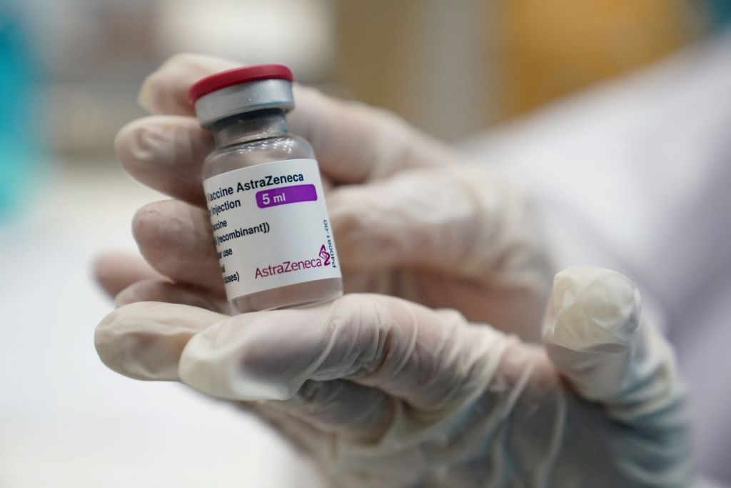 AstraZeneca: Η δεύτερη δόση του εμβολίου «δεν συνδέεται» με θρομβώσεις
