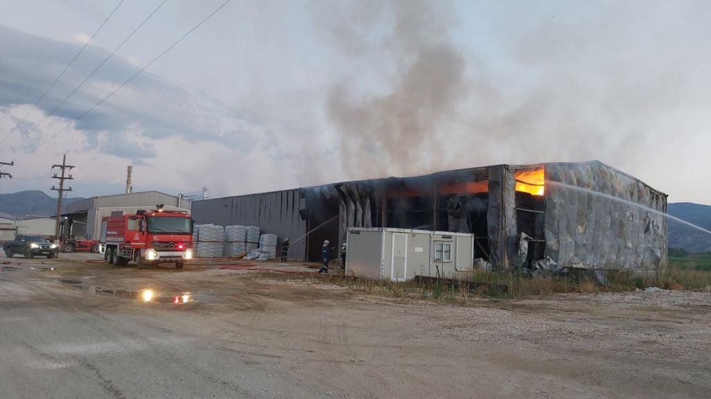 Mεγάλη φωτιά σε αποθήκη ζωοτροφών στη Λάρισα