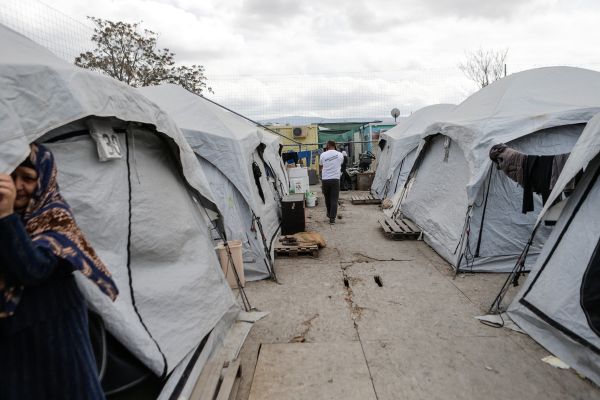 Συγκέντρωση στο καμπ Σχιστού μετά την αυτοκτονία πρόσφυγα – «Προτίμησε την αυτοκτονία από την επιστροφή στην κόλαση»
