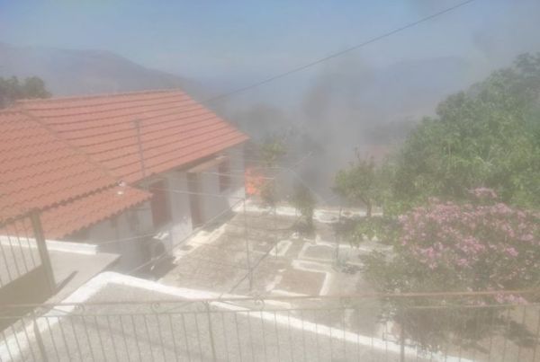 Συναγερμός στην Κεφαλονιά: Οι φλόγες στις αυλές των σπιτιών – Εντολή εκκένωσης και δεύτερου οικισμού