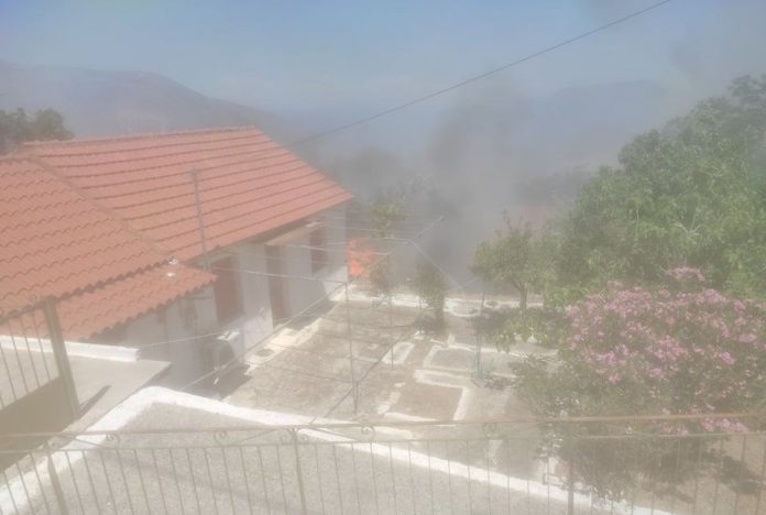Συναγερμός στην Κεφαλονιά: Οι φλόγες στις αυλές των σπιτιών - Εντολή εκκένωσης και δεύτερου οικισμού