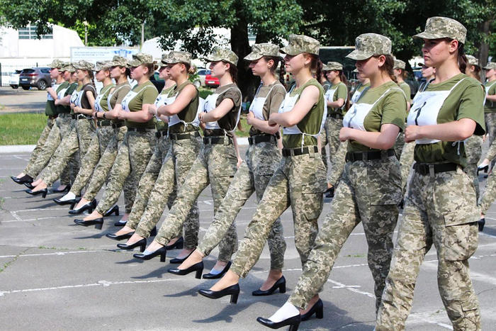 Ουκρανία: Σάλος από την απόφαση του στρατού να αναγκάσει τις γυναίκες να παρελάσουν με ψηλοτάκουνα