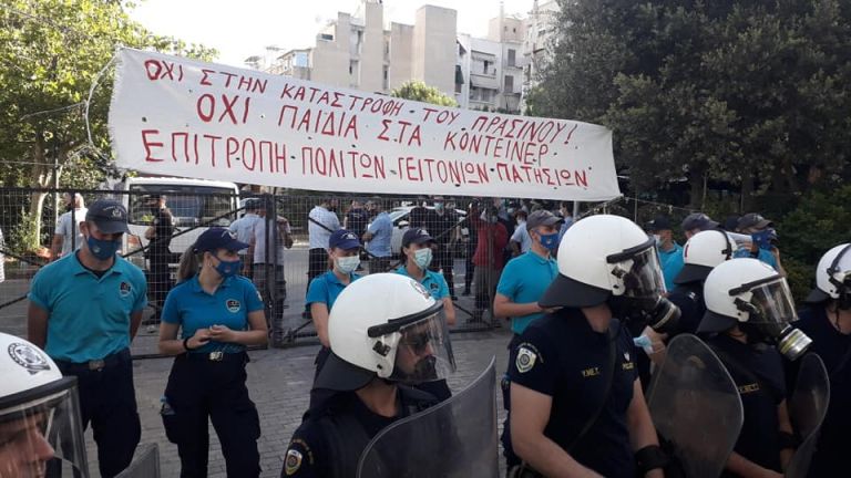 Πατήσια: Συγκέντρωση κατοίκων ενάντια στην τοποθέτηση κοντέινερ – Καταγγελία για επίθεση από τα ΜΑΤ