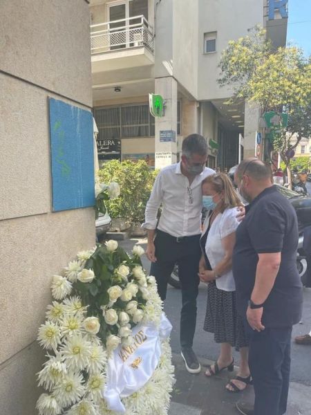 Ενα στεφάνι για τον Θάνο