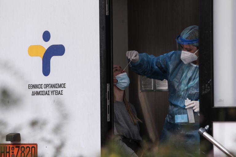 «Καμπανάκι» για νέους τα αποτελέσματα των rapid test: Στα 25 έτη η μέση ηλικία
