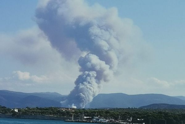Mεγάλη πυρκαγιά στην Άνω Αλμυρή Κορινθίας – Μήνυμα του 112 για εκκένωση οικισμού