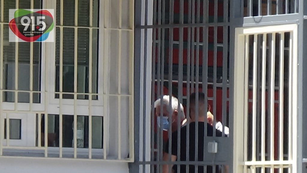 Πέτρος Φιλιππίδης: Έφτασε στις φυλακές της Τρίπολης – (Φωτό)