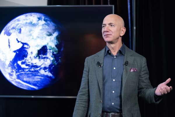 Blue Origin: Μια 82χρονη επέλεξε ο Τζεφ Μπέζος ως συνταξιδιώτισσα στο Διάστημα