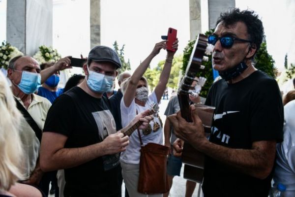 Κηδεία Τόλη Βοσκόπουλου: Θαυμαστές τραγουδούν επιτυχίες του «πρίγκιπα» στο Κοιμητήριο