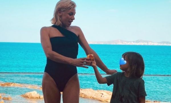 Κατερίνα Καραβάτου: Καλοκαιρινές βουτιές μαζί με τον γιο της