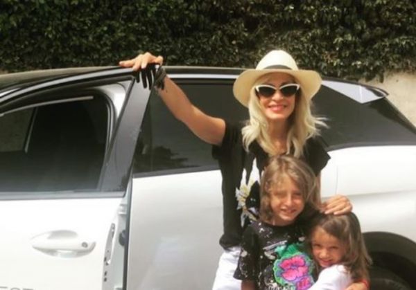 Άννα Βίσση: Η πιο hot γιαγιά – Παιχνίδια στη θάλασσα με τον εγγονό της