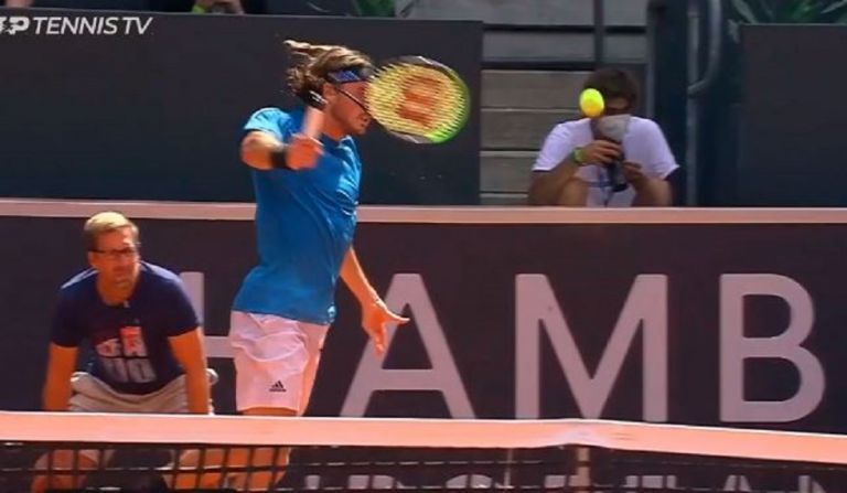 Στέφανος Τσιτσιπάς: Έσπασε στα δύο η ρακέτα του την ώρα του αγώνα