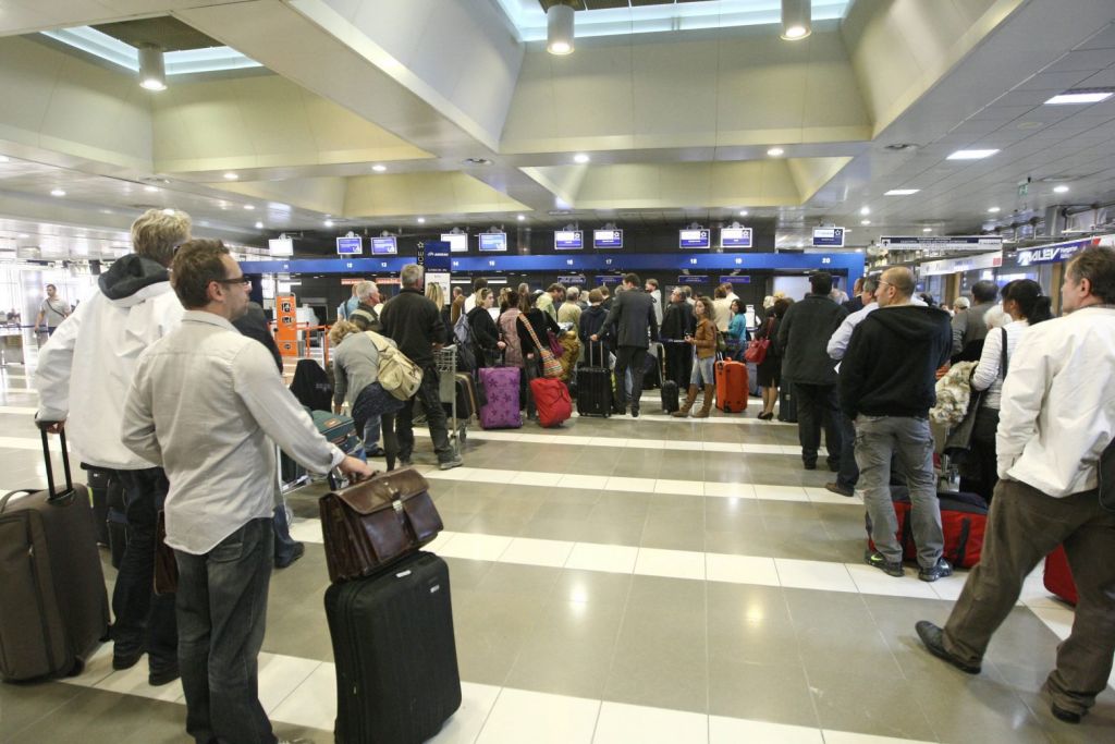 Θεσσαλονίκη: Ανοιγε τις βαλίτσες ταξιδιωτών στο αεροδρόμιο «Μακεδονία»