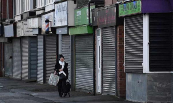 Άνισοι μπροστά στον θάνατο: σοκάρουν τα στοιχεία από τη συσχέτιση ανισότητας και πανδημίας στη Βρετανία