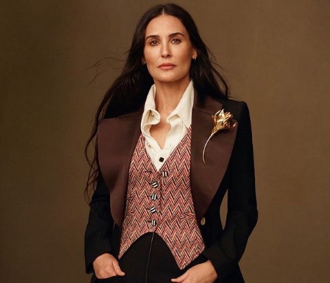 Ντέμι Μουρ: Ποζάρει ανέμελη μαζί με την κόρη της στην Σαντορίνη