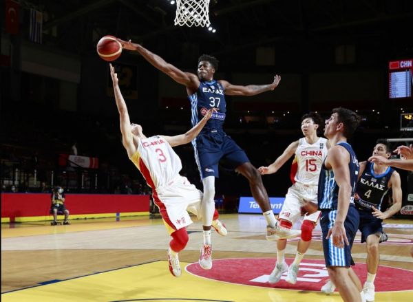 Μια ανάσα από τον Ολυμπιακό ο Κώστας Αντετοκούνμπο