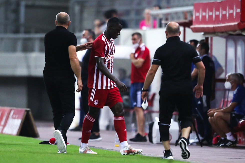 Με 10 παίκτες ο Ολυμπιακός – Αποβλήθηκε ο Καμαρά (vid)