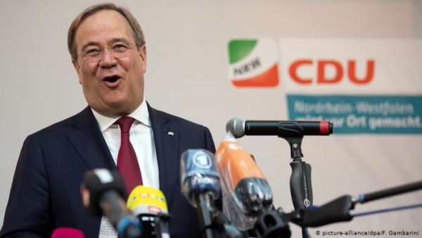 Γερμανία: «Συγγνώμη» από τον υποψήφιο καγκελάριο για το γέλιο στον τόπο της καταστροφής