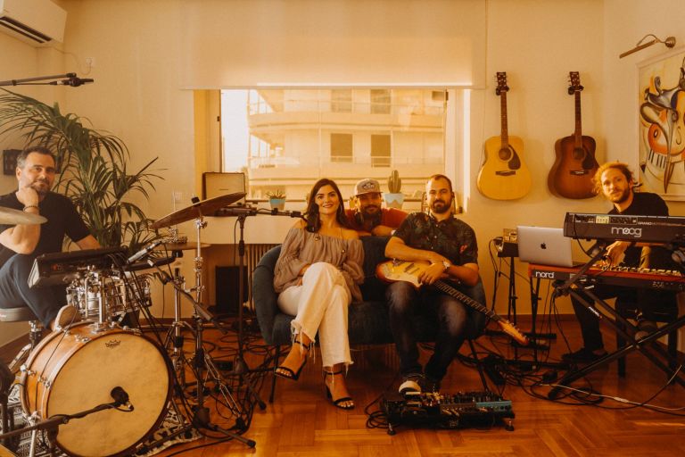 Μαρία Κουτσουρλή: Τα πιο ανατρεπτικά covers ζωντανά απ’το σαλόνι της