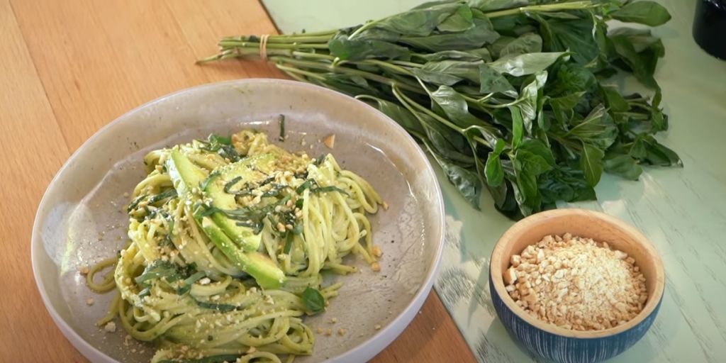 Συνταγή για σπαγγέτι με δροσερή σάλτσα αβοκάντο ιδανική για χορτοφάγους