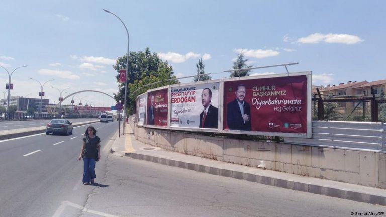 Ο Ερντογάν προσπαθεί να κερδίσει τις ψήφους των Κούρδων την ώρα που εντείνει την καταστολή εναντίον τους