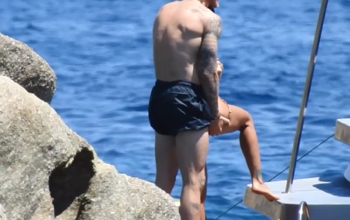 Διεθνής ποδοσφαιριστής «πιάστηκε στα πράσα» με άγριες διαθέσεις στην Μύκονο