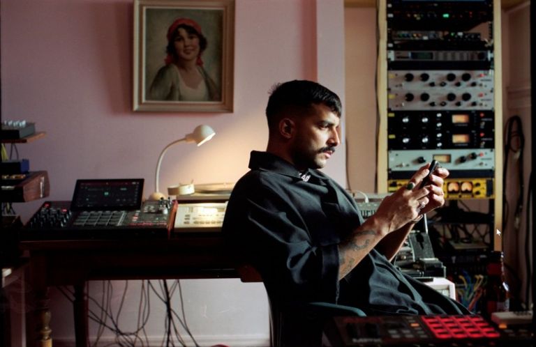 Ο Kadebostany κάνει surf στην Καραϊβική, αλλά το όνειρο του είναι να αγοράσει σπίτι στον Πειραιά