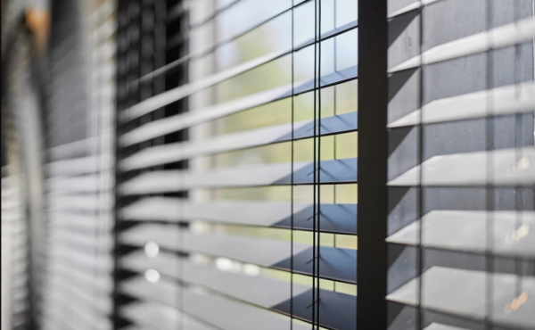 Το οργισμένο μήνυμα γειτόνισσας: «Κλείσε τα στόρια όταν κυκλοφορείς γυμνή στο σπίτι»