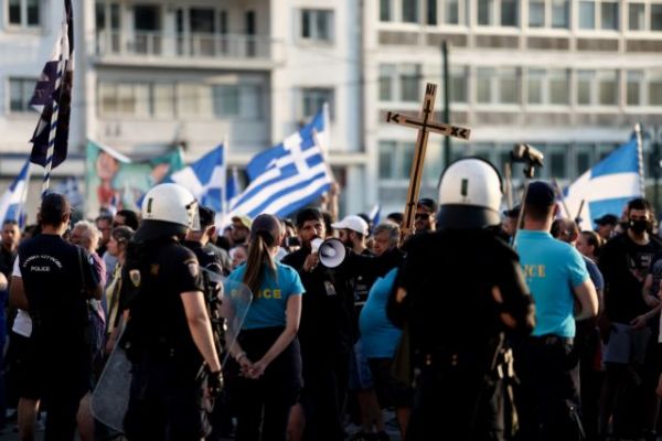 Έρευνα: Σχεδόν το 16% των Ελλήνων πιστεύει στη θεωρία συνωμοσίας του 5G – Το 20% δεν φορά σωστά τη μάσκα