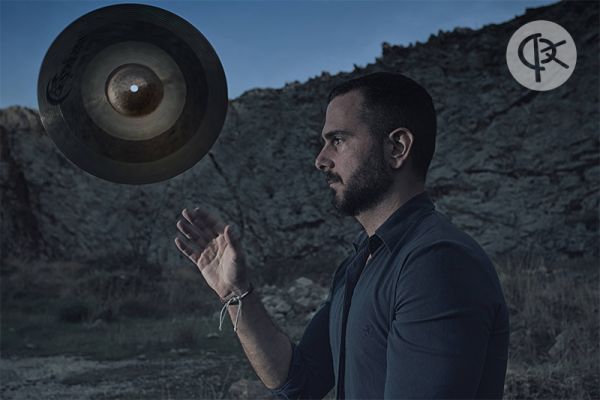 Αλέξανδρος Δράκος Κτιστάκης: “Προσεγγίζω τα τύμπανα, επιδιώκοντας να αφηγηθώ μια ιστορία”