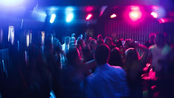 Πώς τα κορονοπάρτι στα beach bar γίνονται εστίες υπερμετάδοσης – Μαρτυρίες μαθητών
