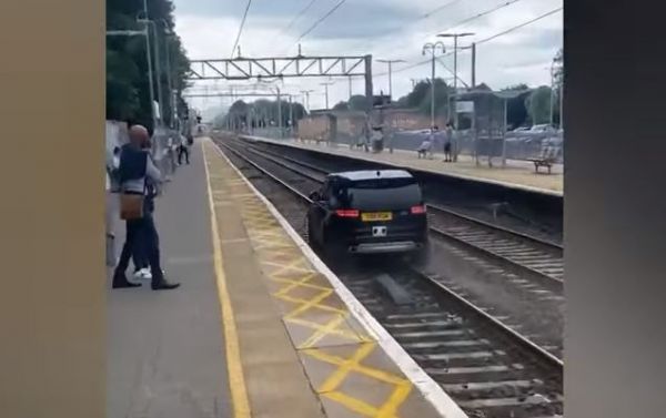 Βρετανία: Ξέφυγε με κλεμμένο όχημα από τους αστυνομικούς μέσα από τις ράγες του τρένου