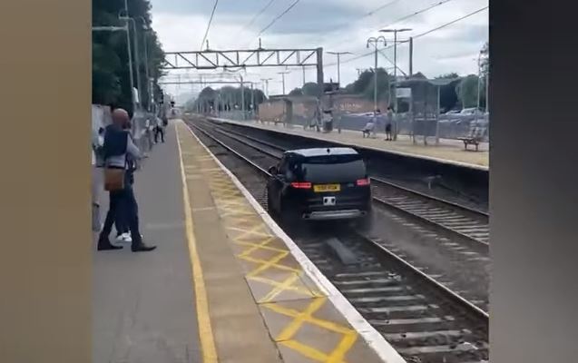 Βρετανία: Ξέφυγε με κλεμμένο όχημα από τους αστυνομικούς μέσα από τις ράγες του τρένου